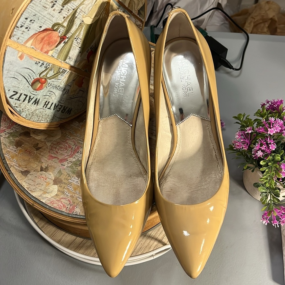 Michael Kors Tan Heels, size 9, great condition - Picture 2 of 7